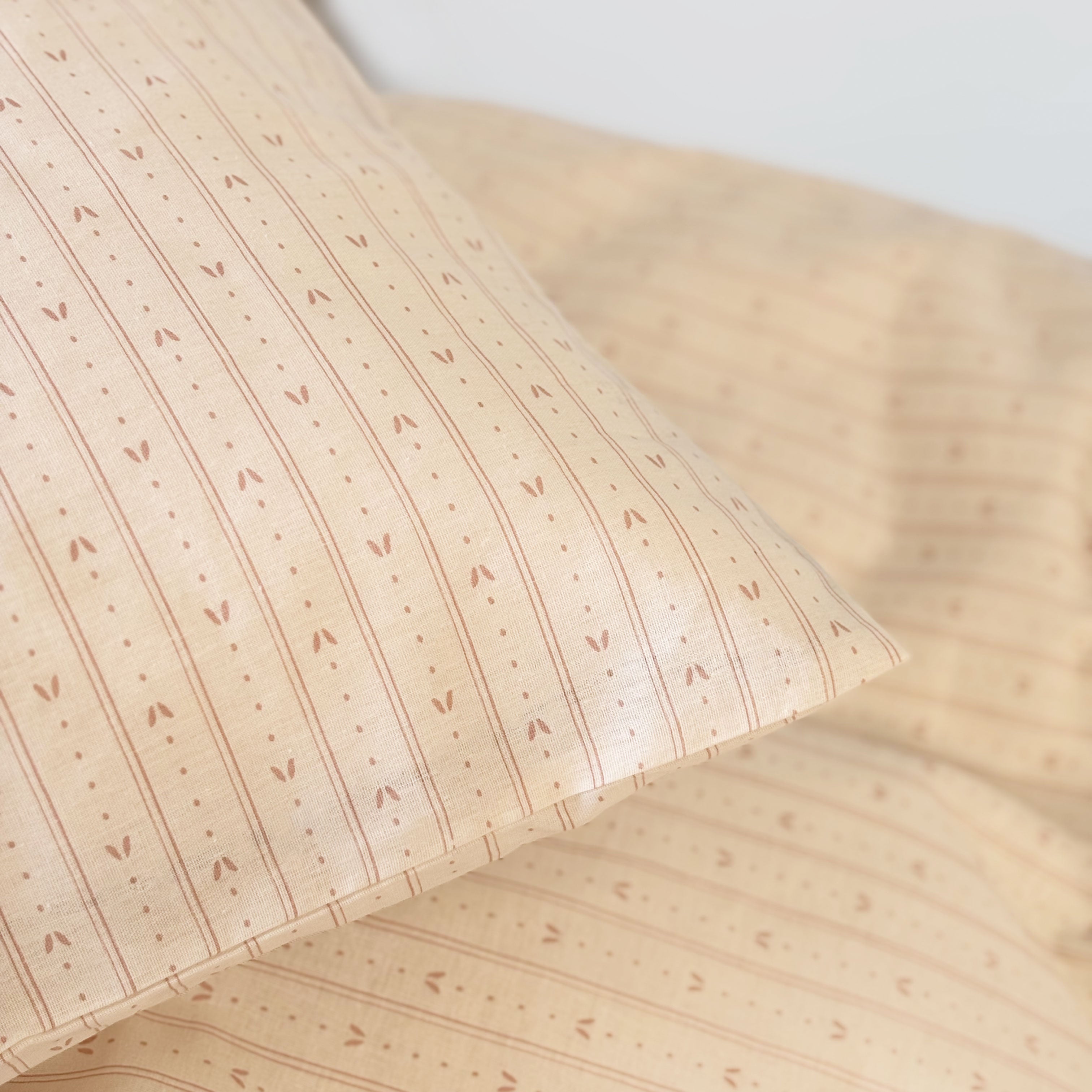 nuuroo By Mats - Baby sengetøj Lagen Leaf Stripe