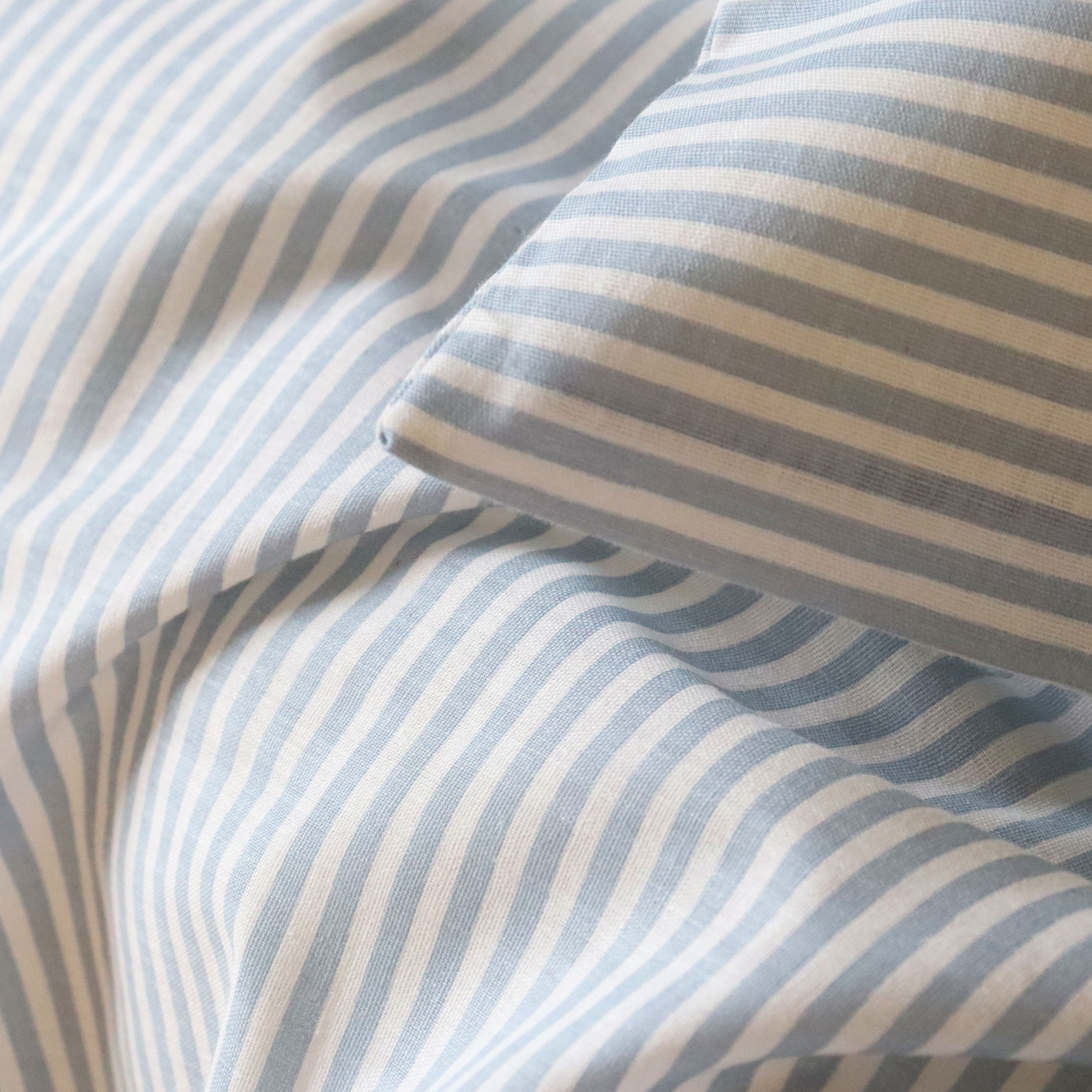 nuuroo By Mats - Baby sengetøj Lagen Blue Pin Stripe