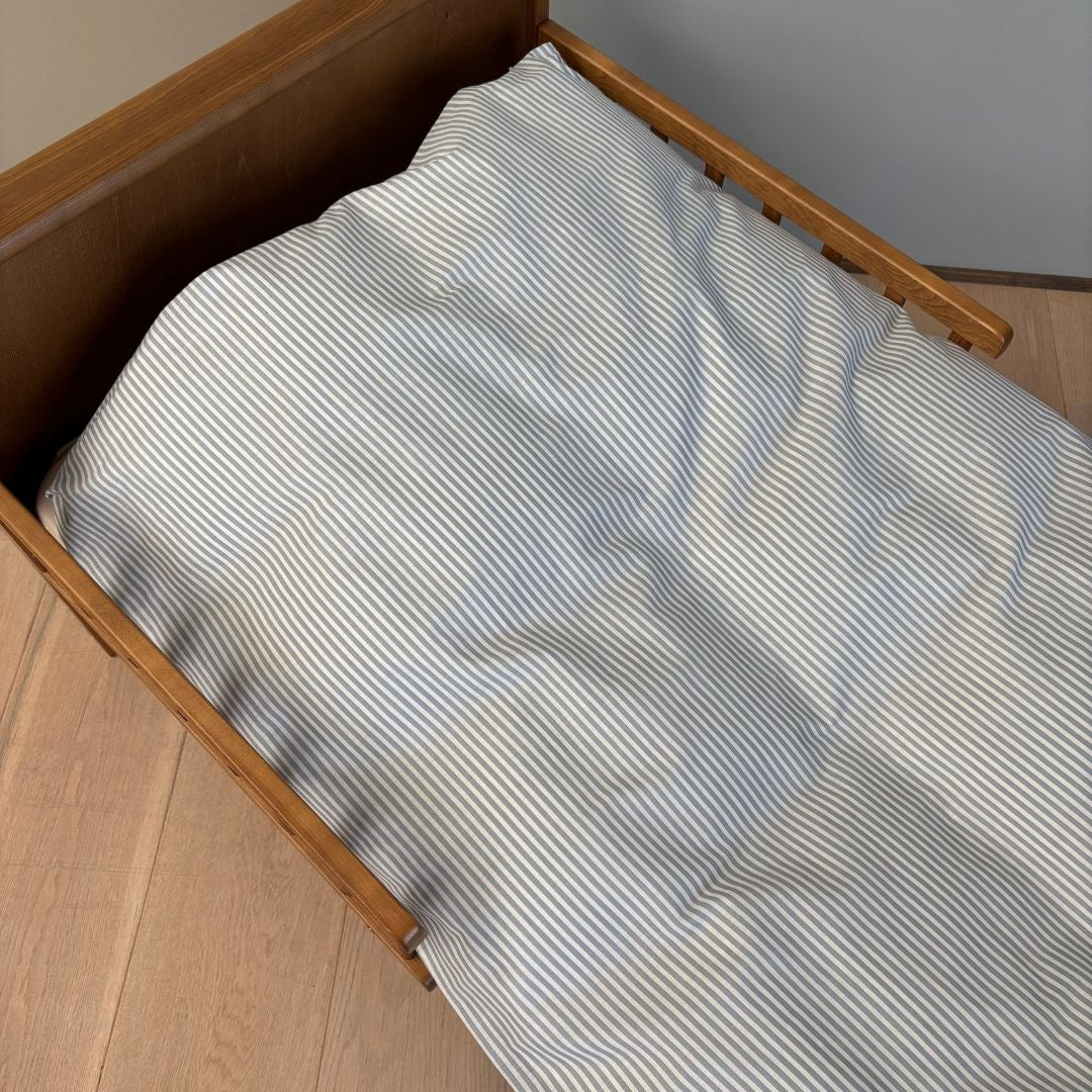 nuuroo By Mats - Baby sengetøj Lagen Blue Pin Stripe
