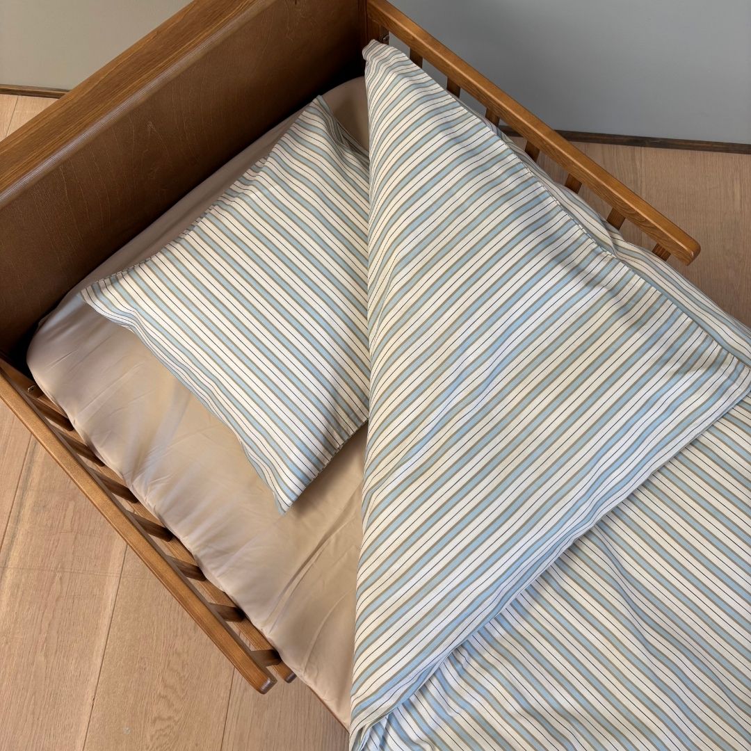 nuuroo By Mats - Junior sengetøj Lagen Sky Blue Stripe