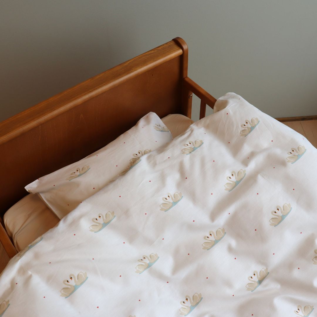 nuuroo By Mats - Junior sengetøj Sengetøj Swan love