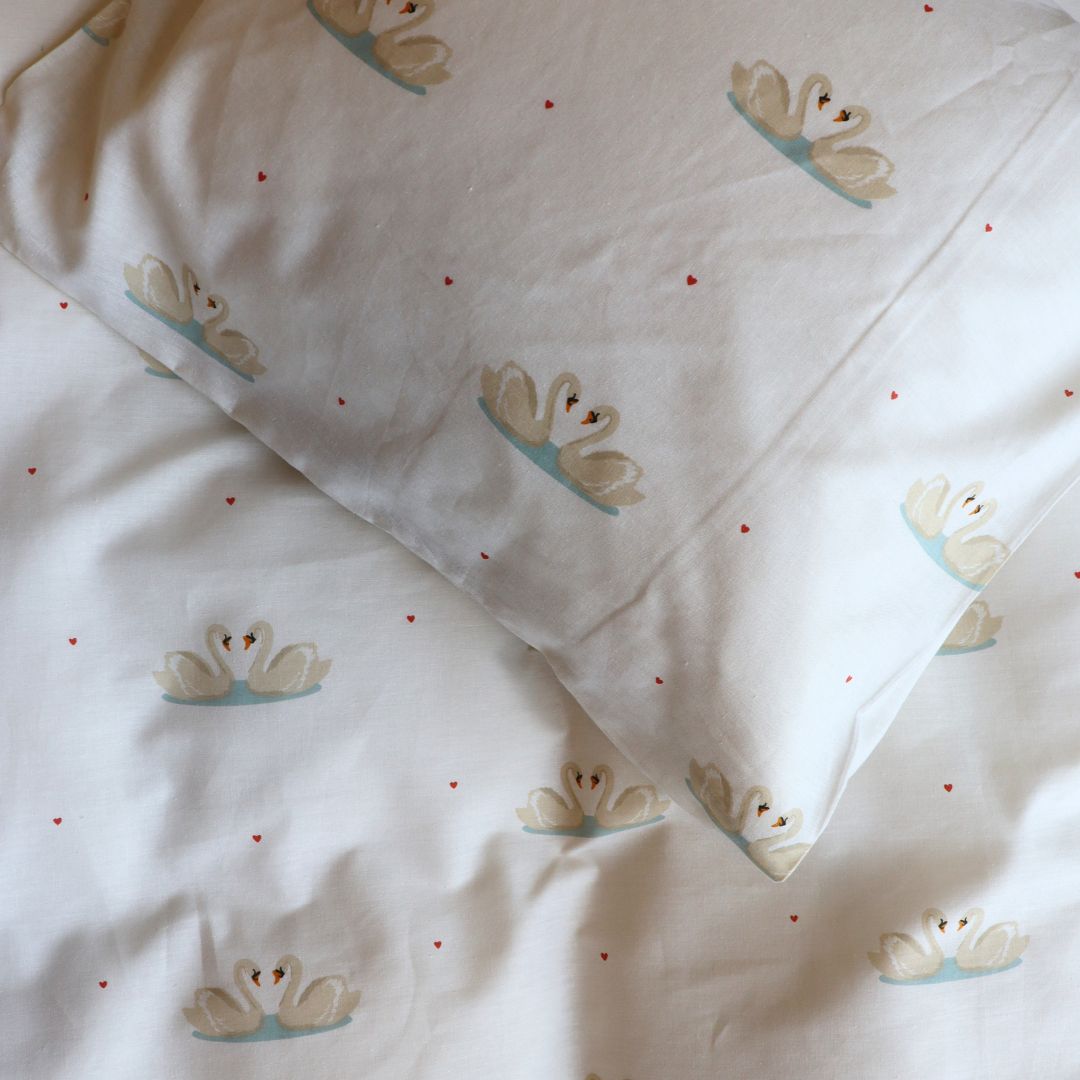 nuuroo By Mats - Junior sengetøj Sengetøj Swan love