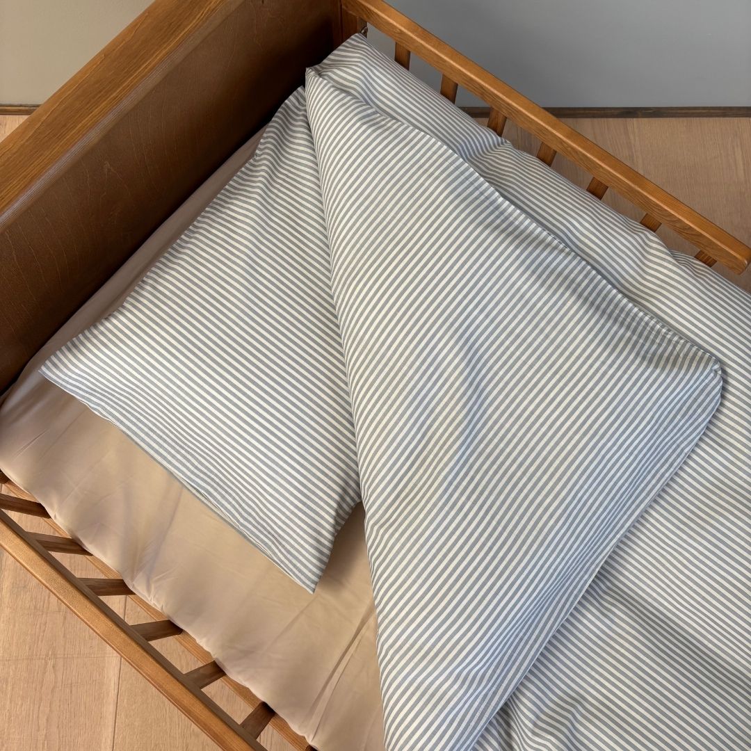 nuuroo By Mats - Baby sengetøj Lagen Blue Pin Stripe